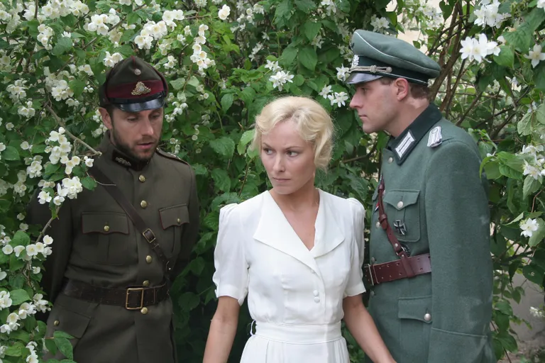 Jānis Vingris, Kristīne Nevarauska un Mārtiņš Freimanis filmā "Dancis pa trim" (2011).