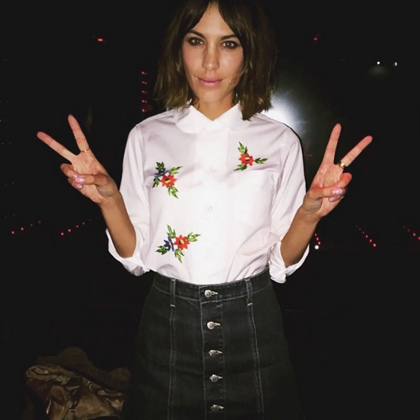 Alexa Chung kandmas selles hooajal eriti populaarset tikanditega triiksärki