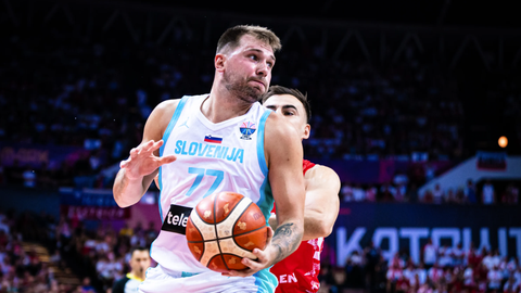 Dončičs dominē, bet Slovēnija negaidīti zaudē; Itālija nespēj apturēt Adetokunbo