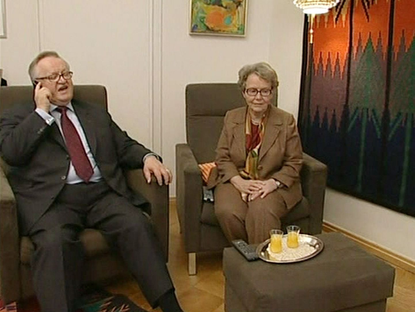 Martti ja Eeva Ahtisaari oma kodus Helsingis, võttes vastu õnnitlusi Nobeli rahupreemia saamise puhul.