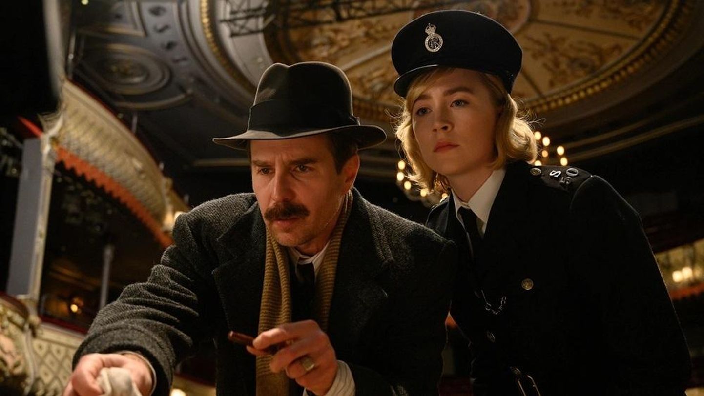 «Mõrv teatris», juhtumit uurivad inspektor Stoppard (Sam Rockwell) ja konstaabel Stalker (Saoirse Ronan).