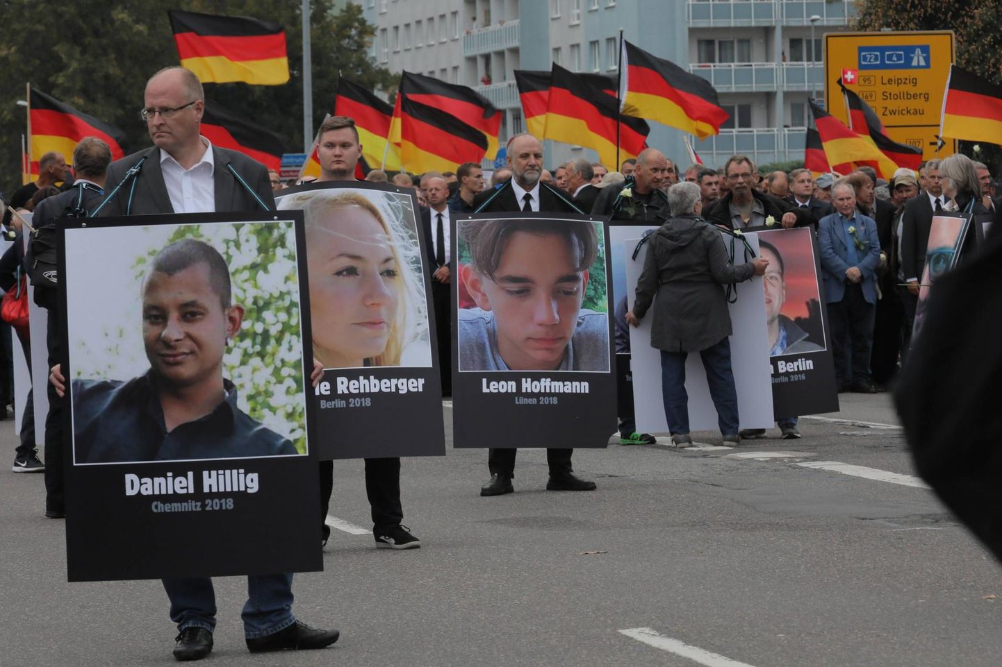 Laupäevasel AfD ja PEGIDA korraldatud nn leinamarsil Chemnitzis kandsid meeleavaldajad pilte sakslastest, kelle surma seostatakse migrantidega.