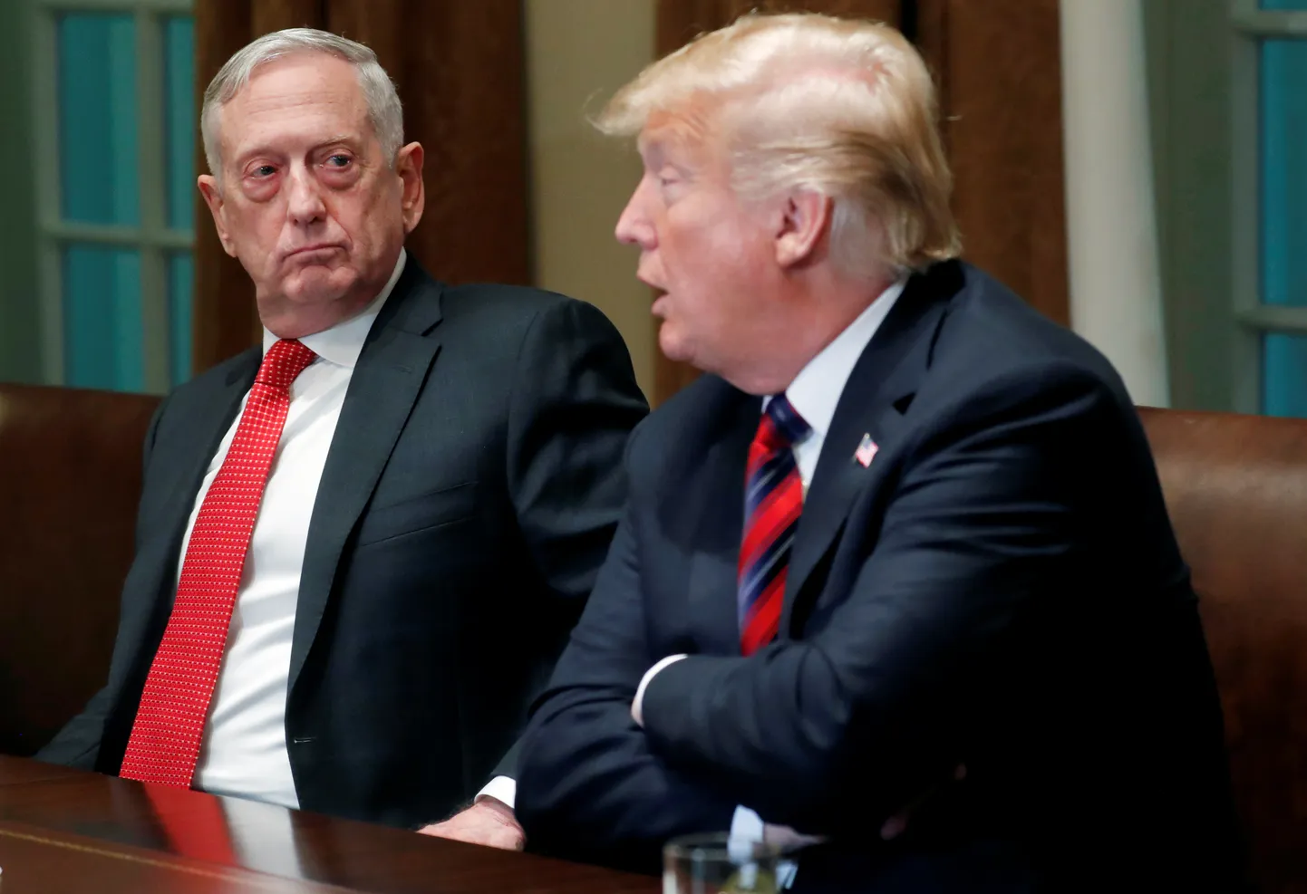 James Mattis (vasakul) ja Donald Trump.