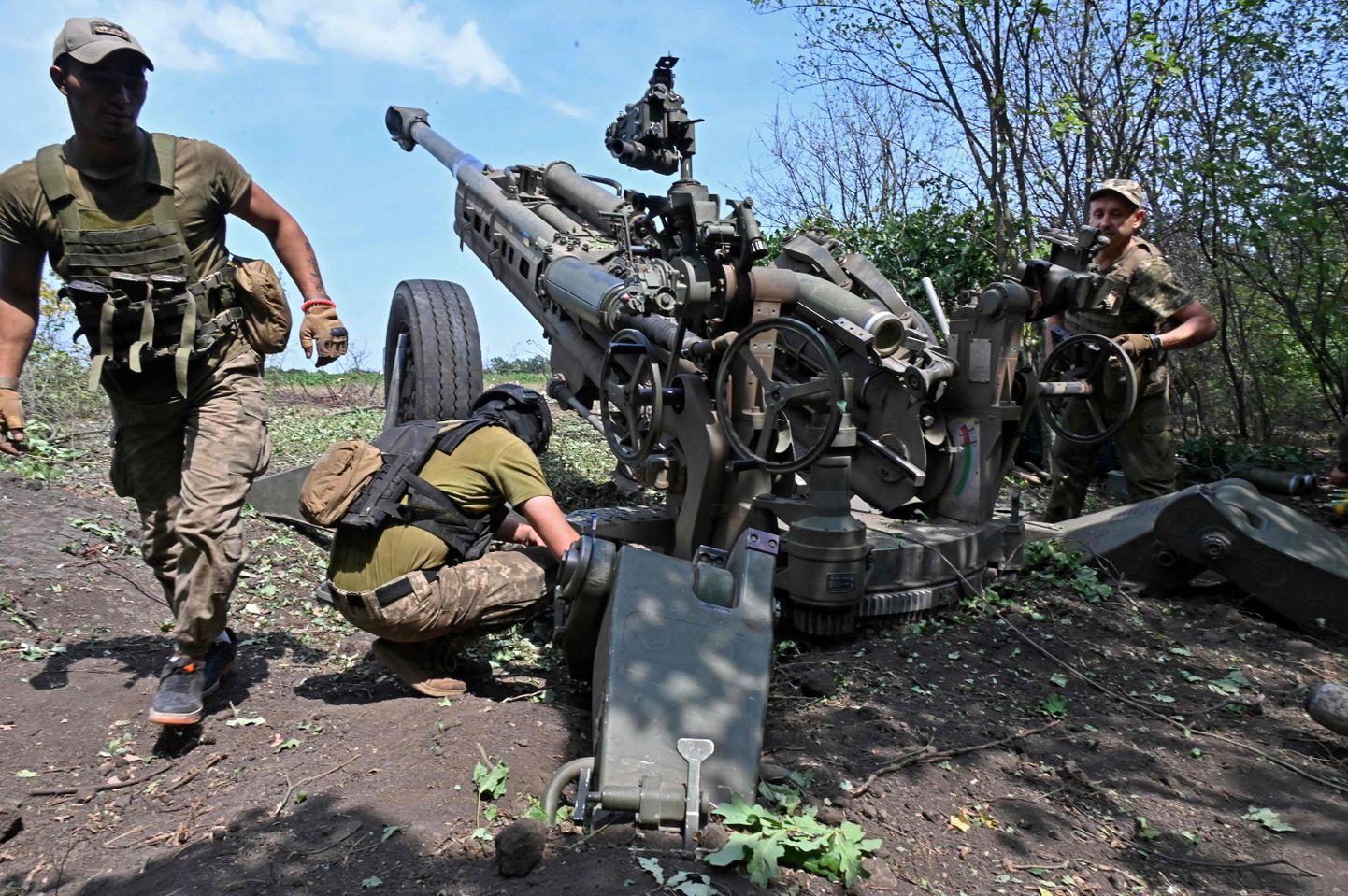 Ukraina sõjaväelased USA M777 haubitsaga. Foto on illustratiivne.