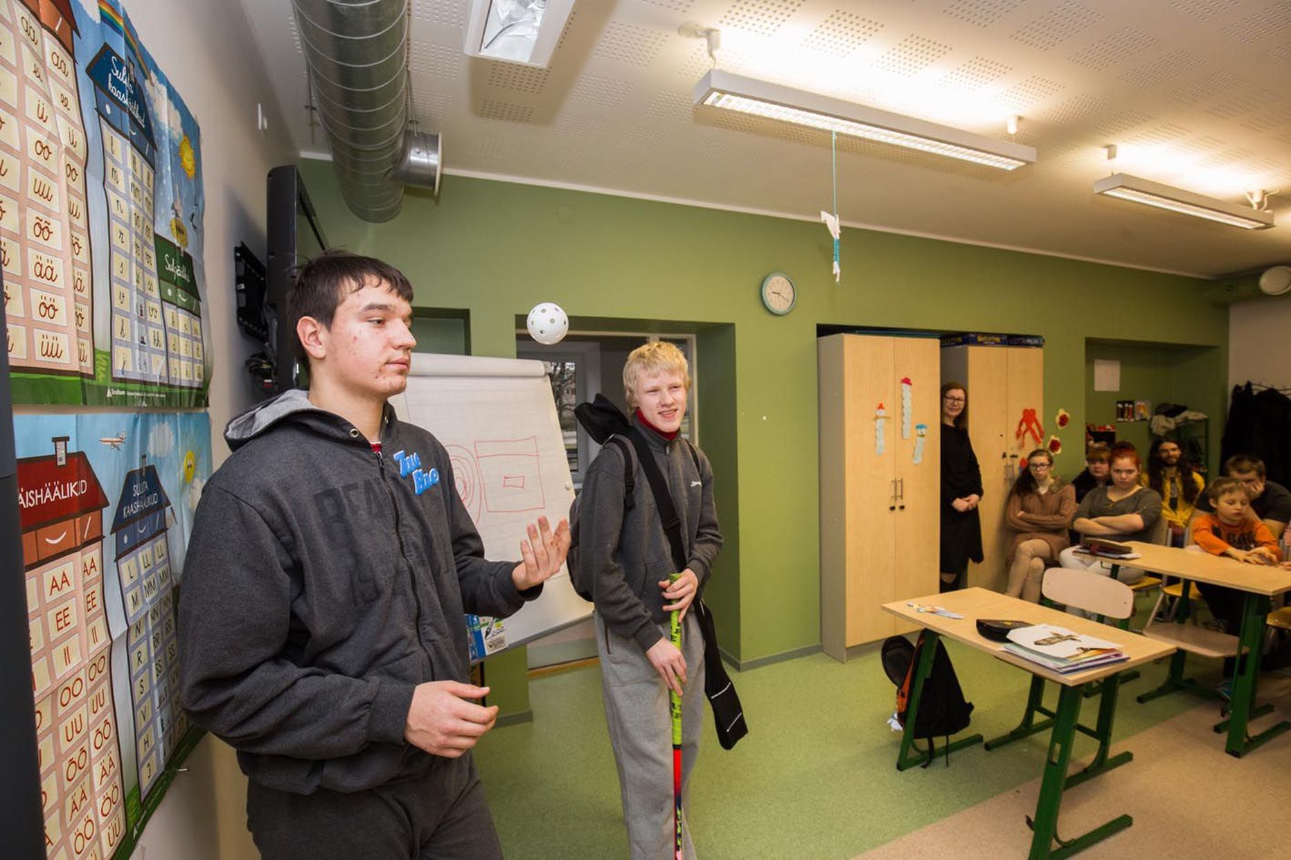 Nurme kooli õpilased Janek Gergalo (vasakul) ja Henri Tullus tutvustasid teisipäeval koolikaaslastele saalihokit ja eriolümpia maailmamänge, millest nad saalihokimängijaina osa saavad.