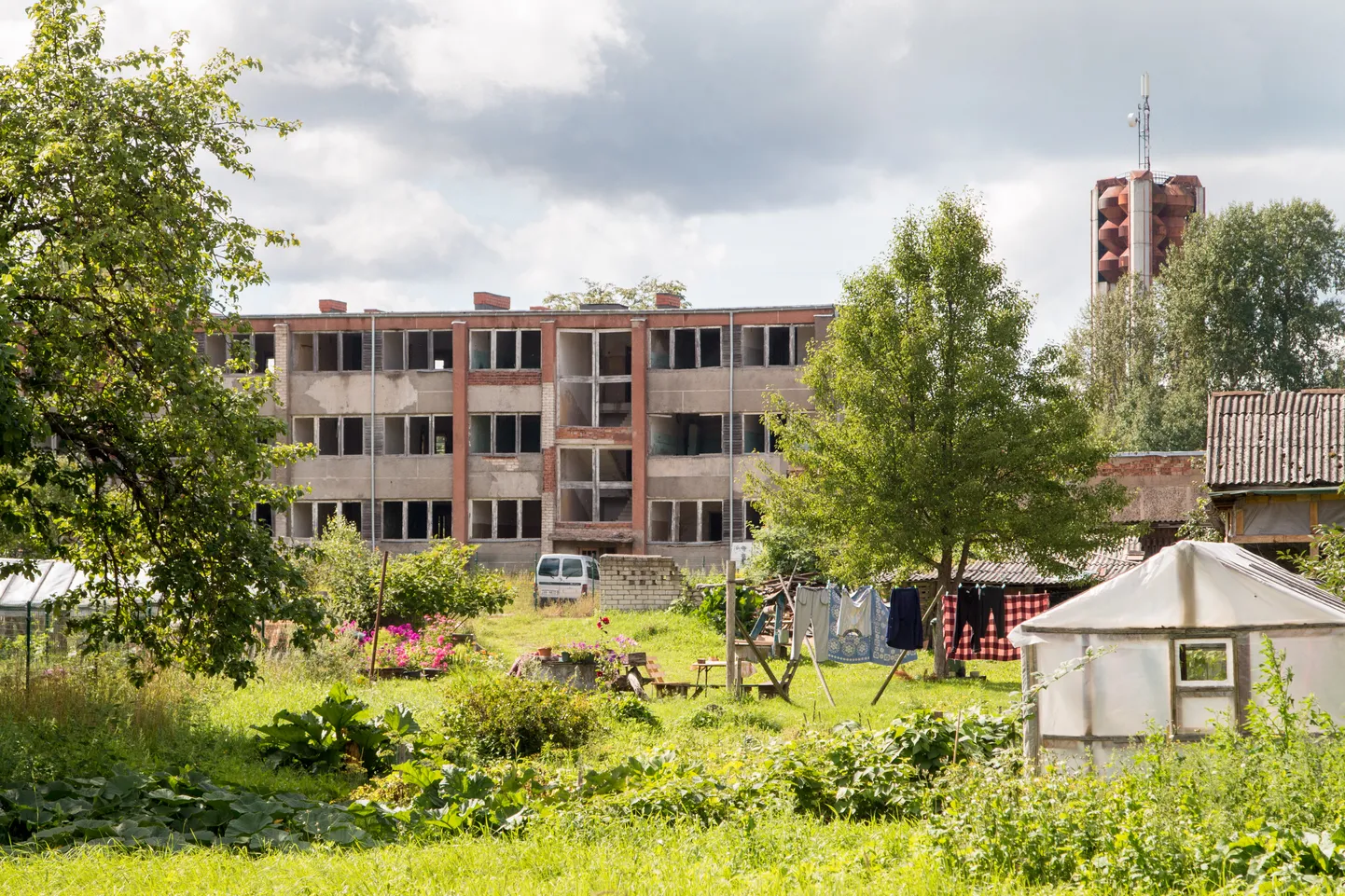 Läti, Valka tühjad korterelamud äärelinnas.
Tühjana, kasutuskõlbmatu kinnisvara, korterid, eluruumid, tondilossid