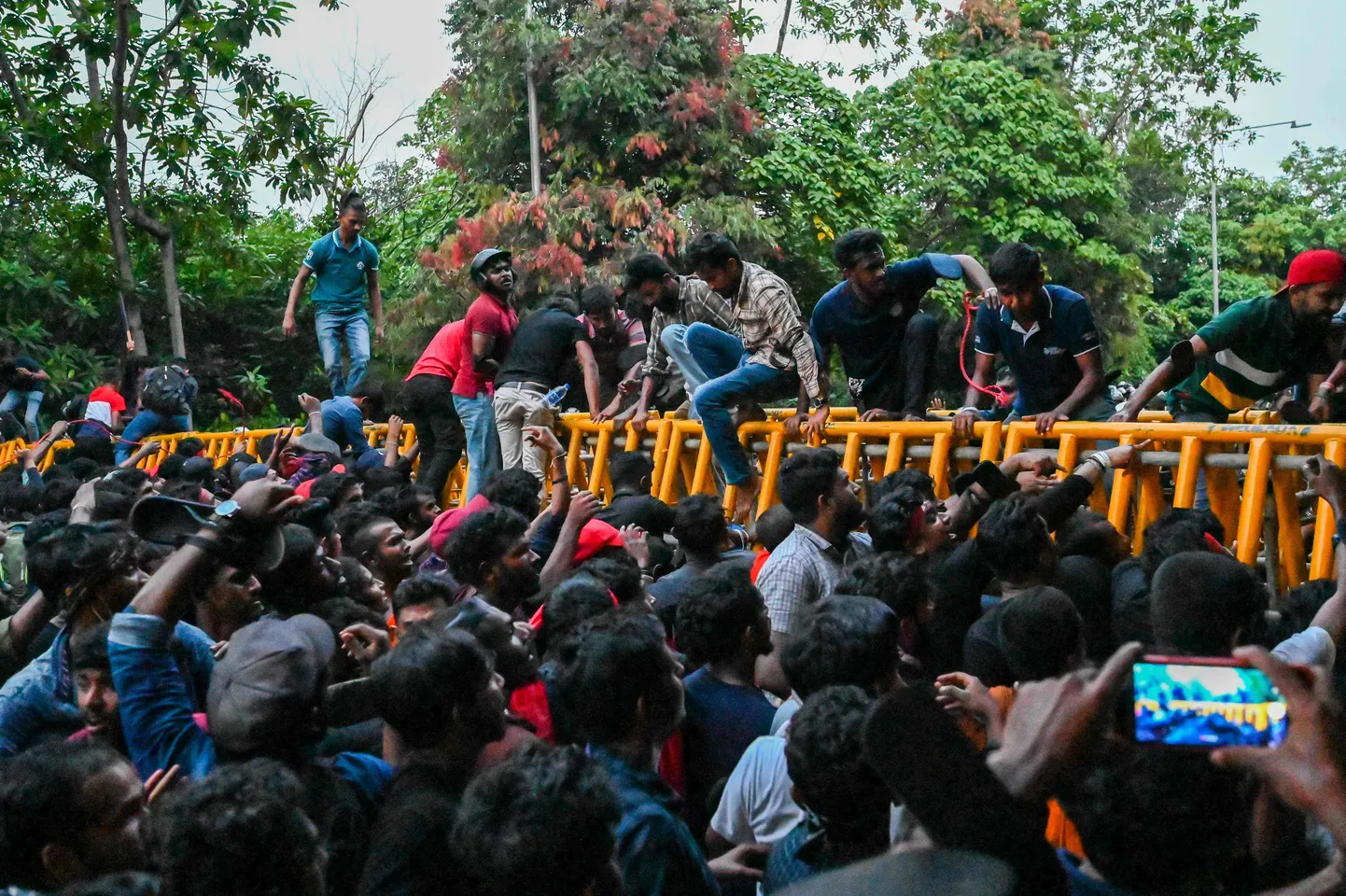 Tudengid ronivad üle barrikaadide Sri Lanka pealinnas Colombos 5. mai 2022.