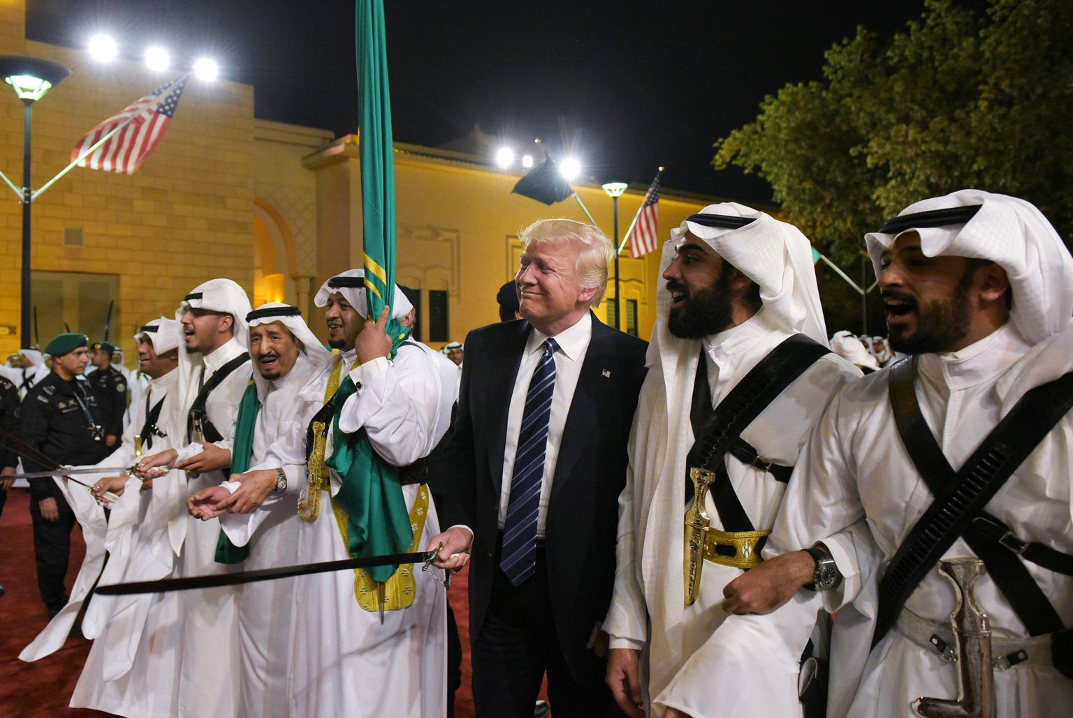 Trump Saudi-Araabias nautimas kõrbehõimude traditsioonilist sõjatantsu - mõõk käes, taustaks trummipõrin ja sõjaloitsud.