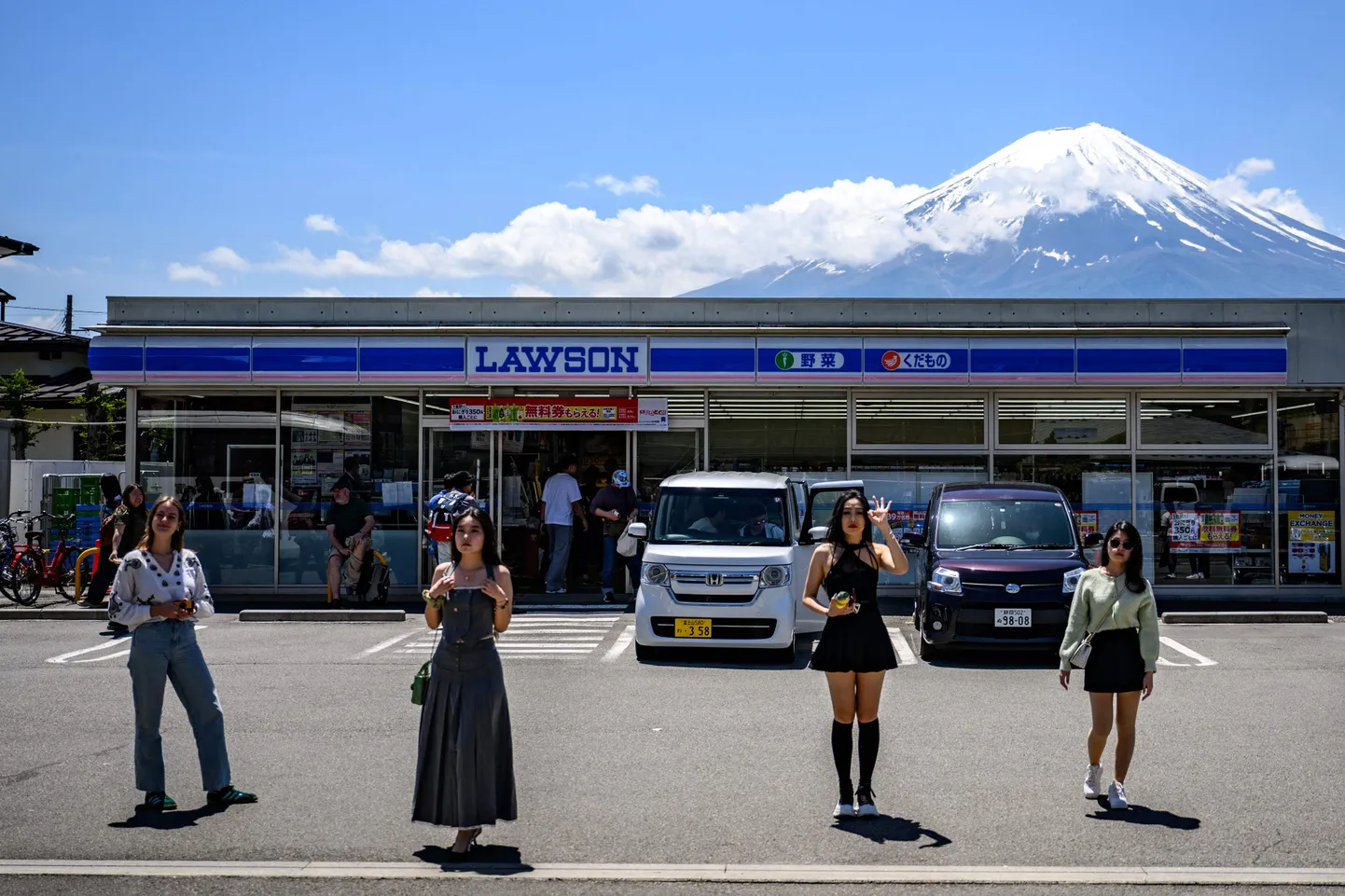 Turistid poseerimas Fujikawaguchiko linnas Jaapani kuulsaima mäe Fuji taustal.