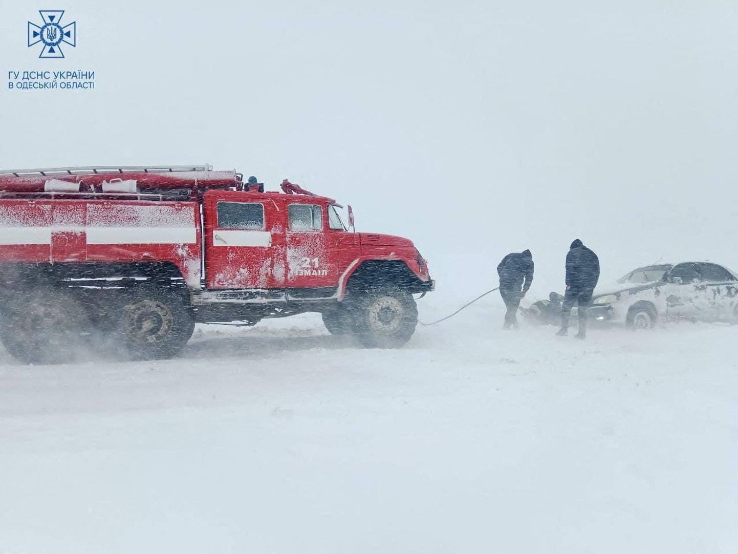 Päästjad vabastavad Odessa oblastis lumme kinni jäänud autot.