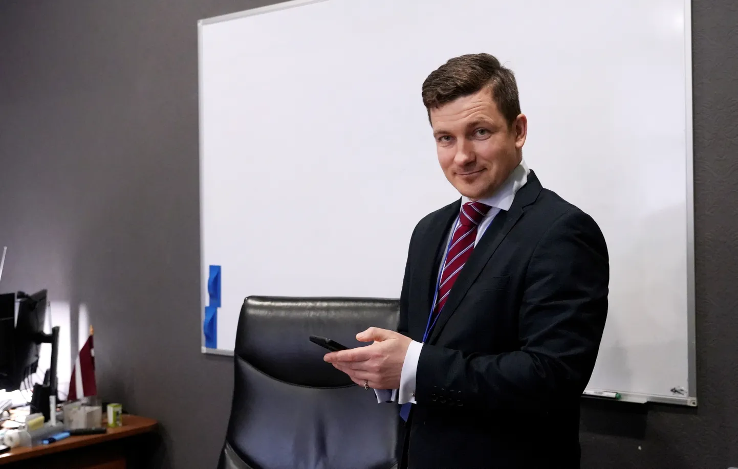 Rīgas pašvaldības Vēlēšanu komisijas priekšsēdētājs Māris Zviedris Centrālajā vēlēšanu komisijā, kur partijas "Progresīvie" pārstāvji iesniedz kandidātu sarakstu 7. jūnijā gaidāmajām pašvaldību vēlēšanām.