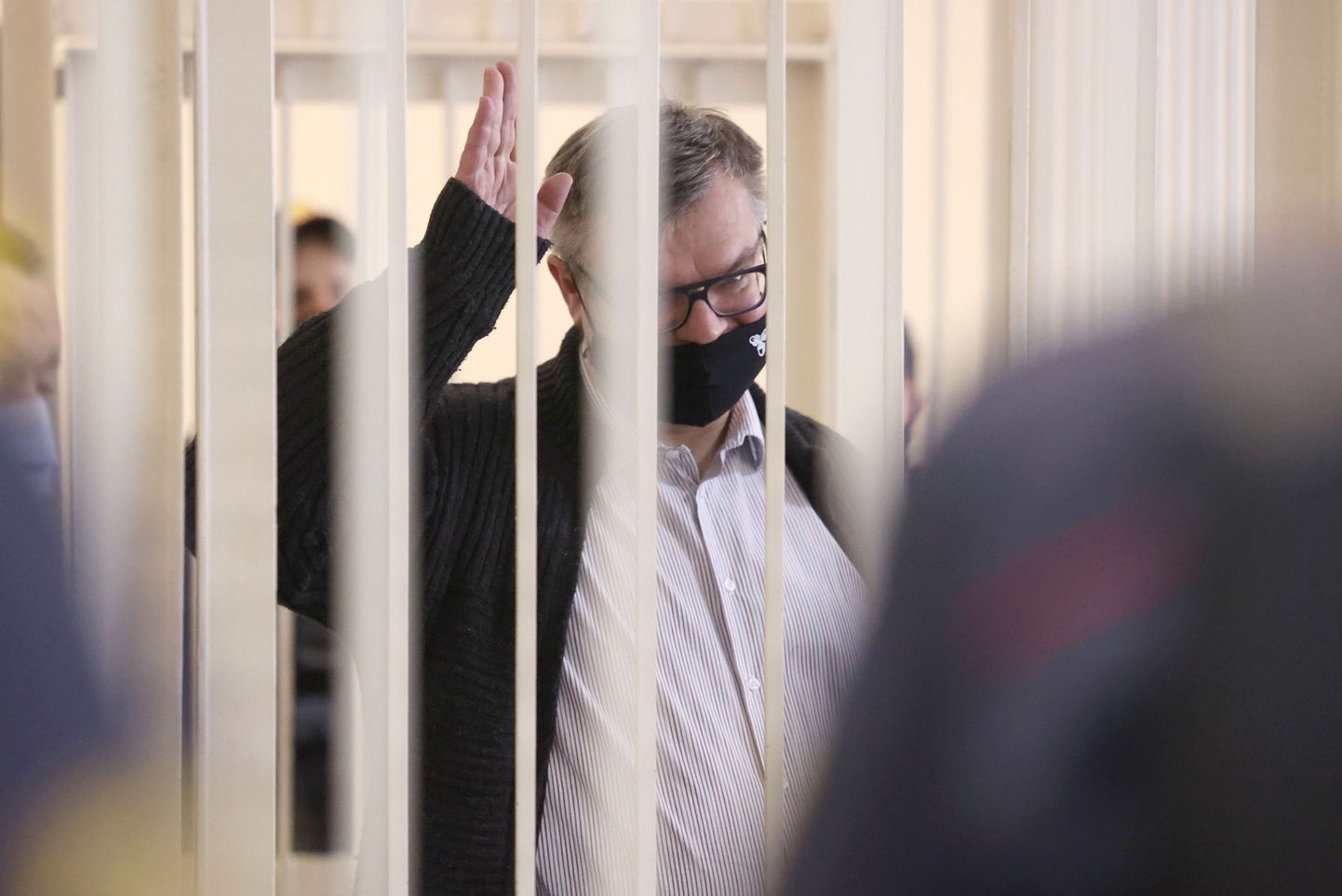 Eelmise aasta Valgevene presidendikandidaat Viktar Babarõka kohtusaalis.