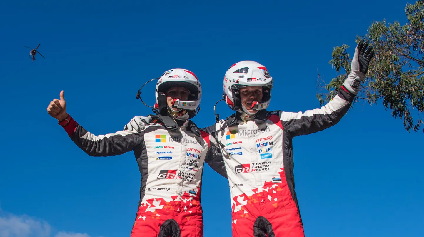 Ott Tänak ja Martin Järveoja Tšiili ralli võitu tähistamas.