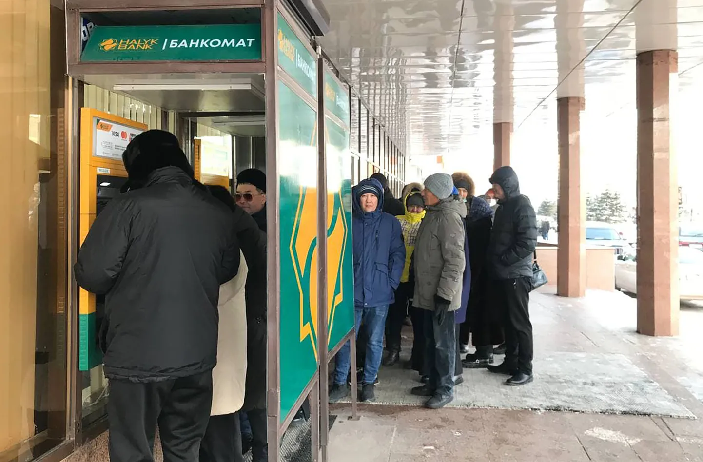Järjekord pangaautomaadi juures Kasahstani pealinnas Nur-Sultanis.