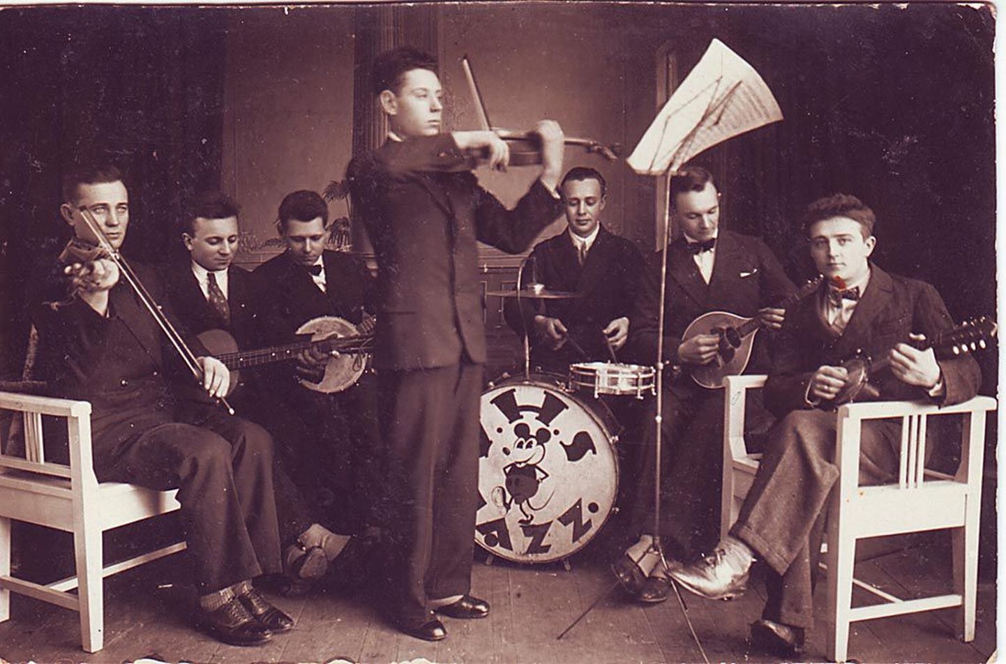 Voltveti mõisa häärberile 1939. aastal peale ehitatud korruse pööningult päästsid maali kohalikud orkestrandid, kes tõid selle mandoliinimängija Artur Parve (pildil paremalt teine) suurde ametikorterisse, kus kord nädalas harjutamas käidi.
