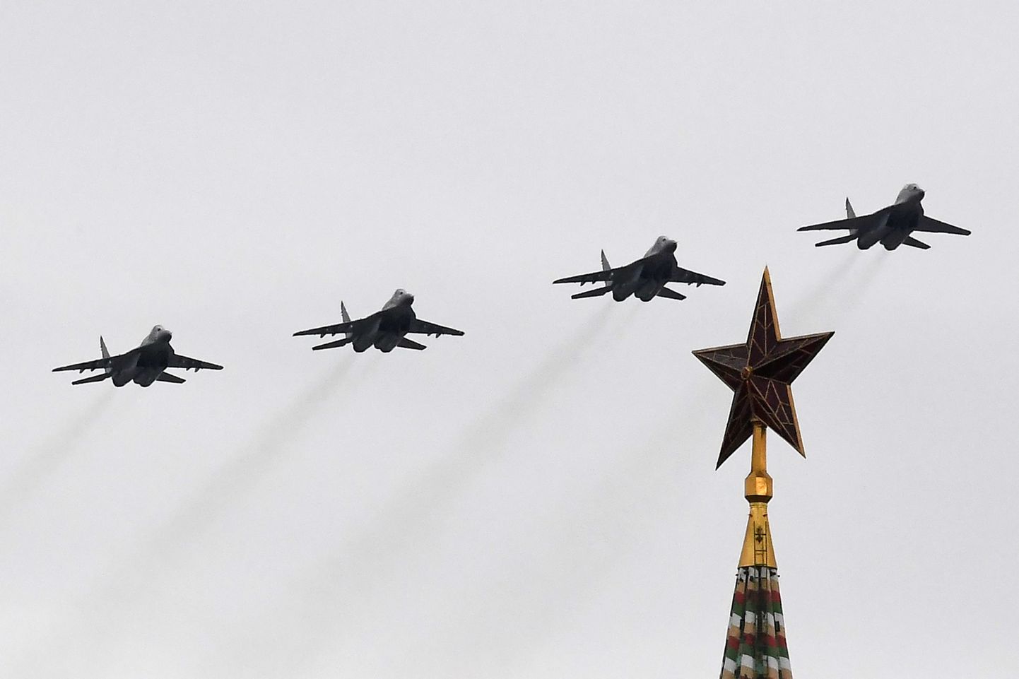 Sõjalennukite ülelend Moskvast jäi Venemaa võidupäevapidustuste ainsaks jõudemonstratsiooniks.