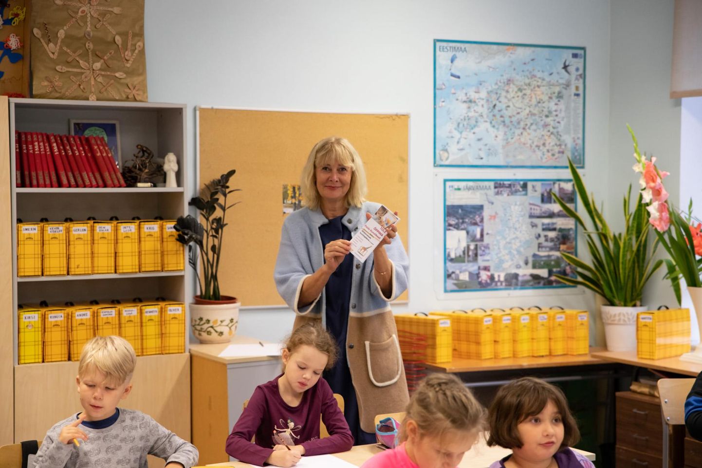 Direktor Anneli Suits tutvustab lastele, mida kõike põnevat saab Paide kunstikoolis õppida. Sama eesmärgiga käisid Paide Hammerbecki põhikooli klassides ka teised kunstikooli õpetajad.