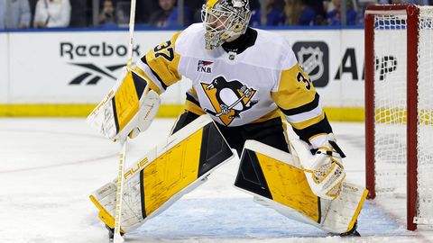 VIDEO ⟩ Šilovs paliek nepārspēts un atvaira visus pretinieka metienus NHL spēlē