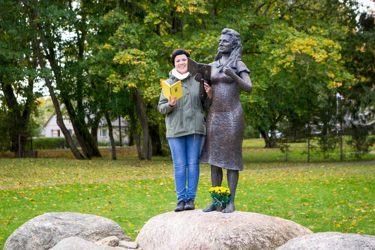 Anna-Liisa Õispuu koos Debora Vaarandi kujuga.