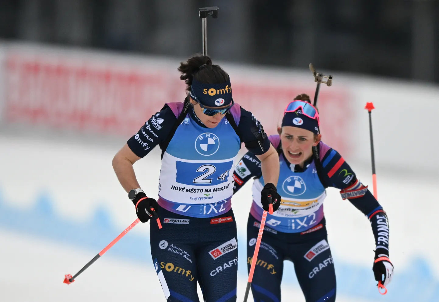 Justine Braisaz-Bouchet (tagumine) andmas Julia Simonile üle MMi teatevahetust.