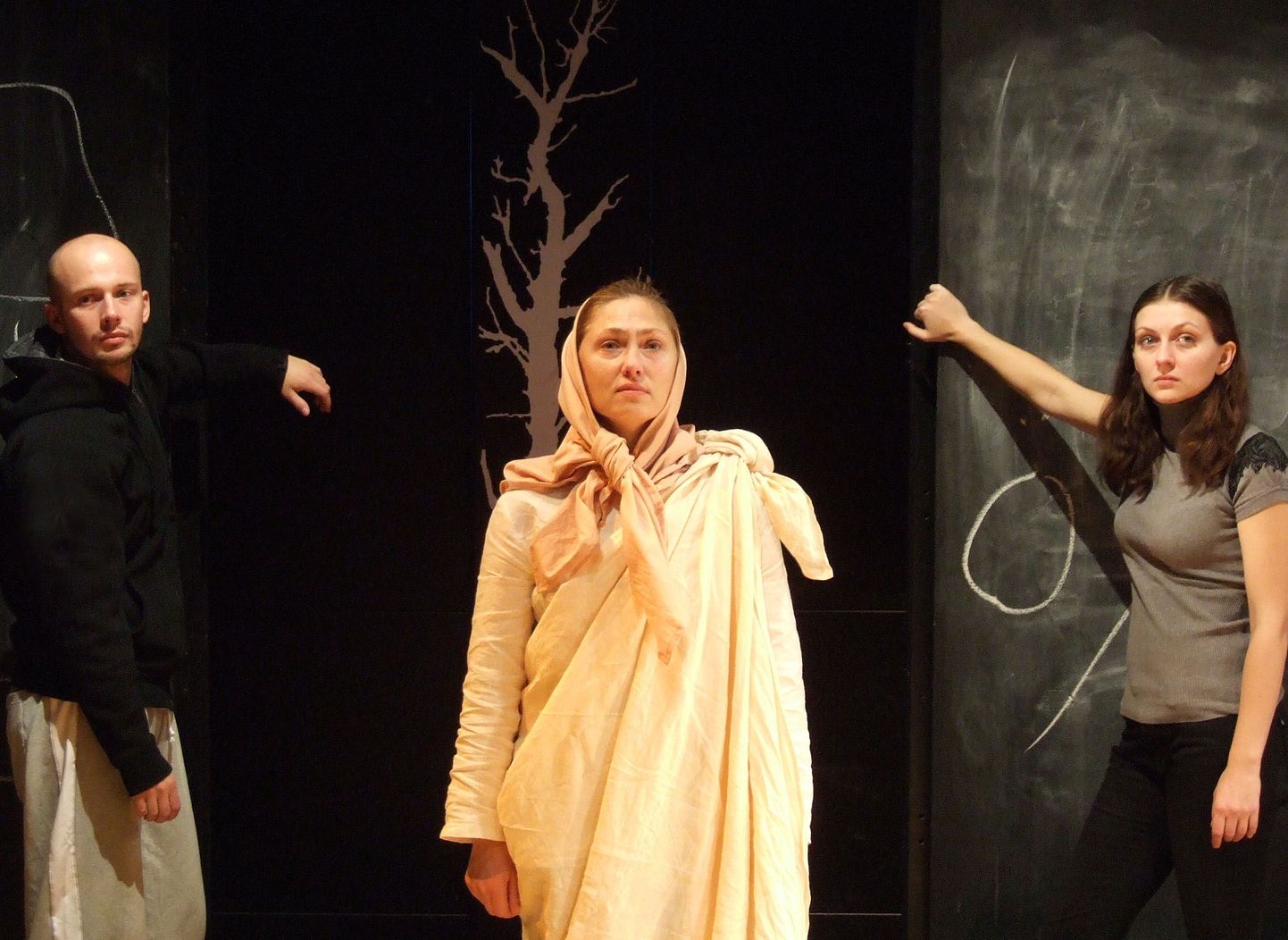 Endla teatris etendub Tiit Palu lavastuses Wajdi Mouawadi draama "Põletus". Fotol näitlejad Sten Karpov (vasakult), Carmen Mikiver ja Kaili Viidast.