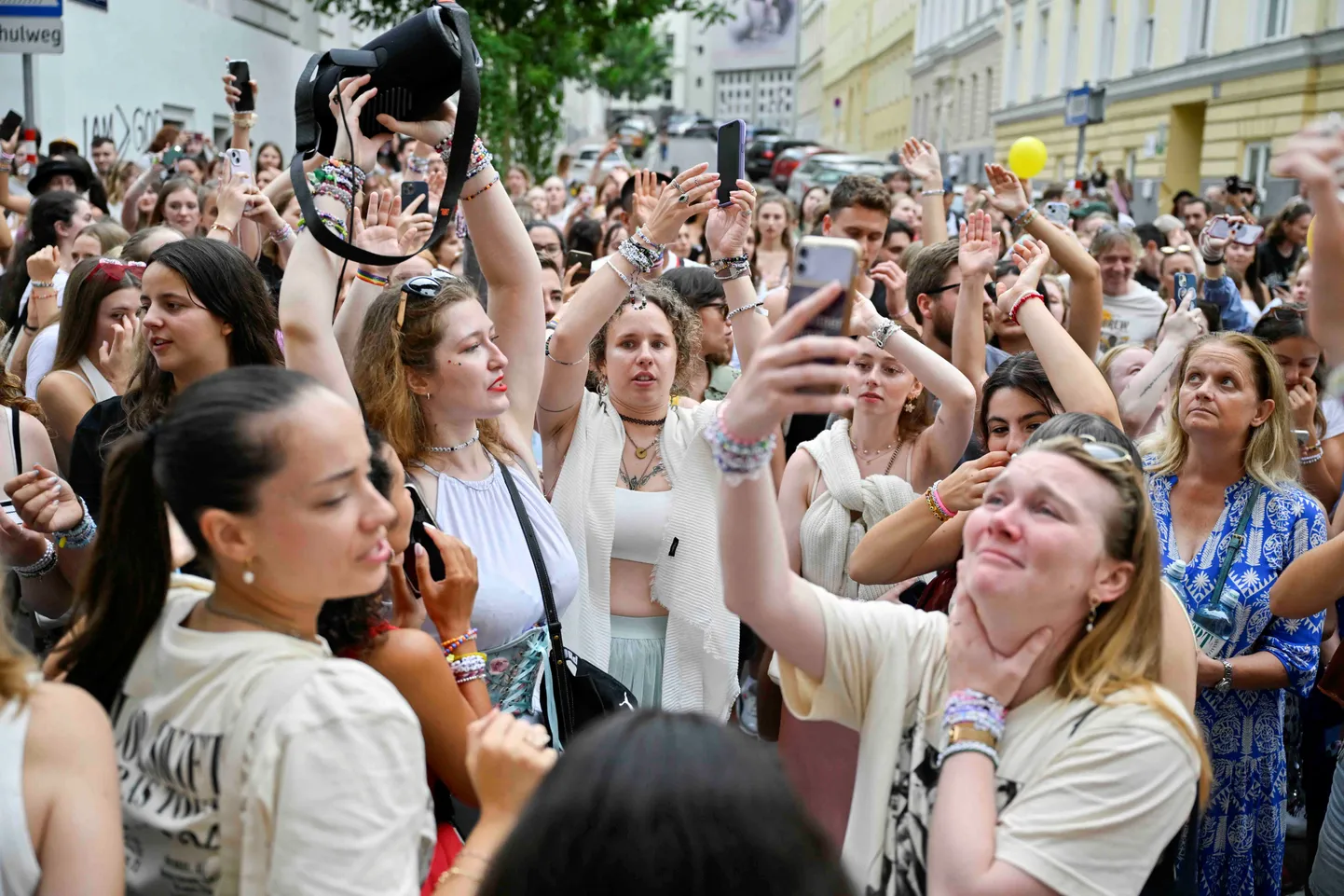 Taylor Swifti fännid kogunesid vaatamata kontsertide tühistamisele Viini Happel staadioni juurde.