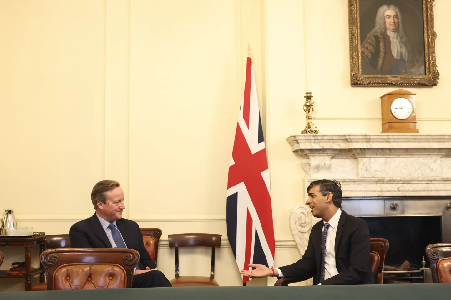Endine Briti peaminister David Cameron (vasakul) kohtub praeguse peaministri Rishi Sunakiga, kes võttis ta pärast valitsusremonti kabinetti välisministriks. 13. november, 2023.