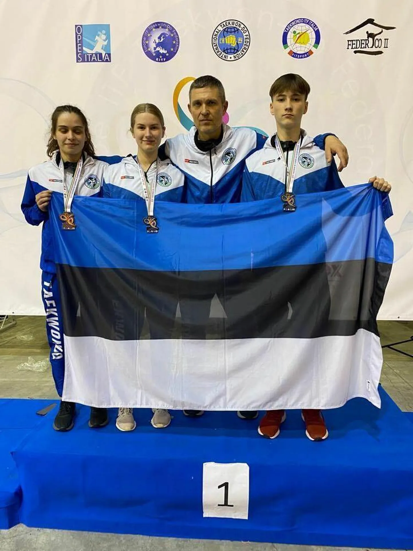 Vasakult: Kamilla Velikopolje, Anette Russ, treener Robert Trofimov ja Henry Merivälja.