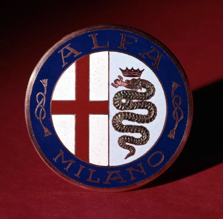 Alfa Romeo logotips no 1910. gada
