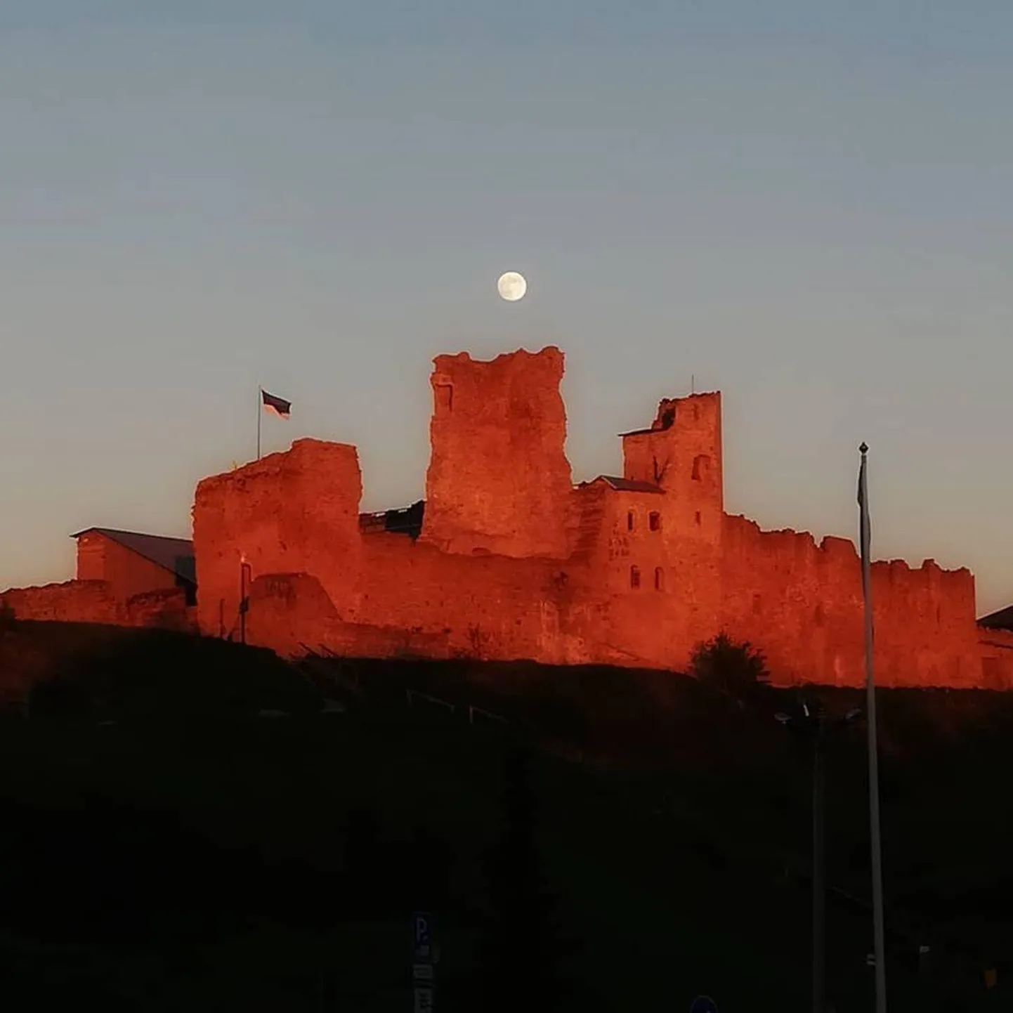 Sinine kuu Rakvere linnuse kohal.