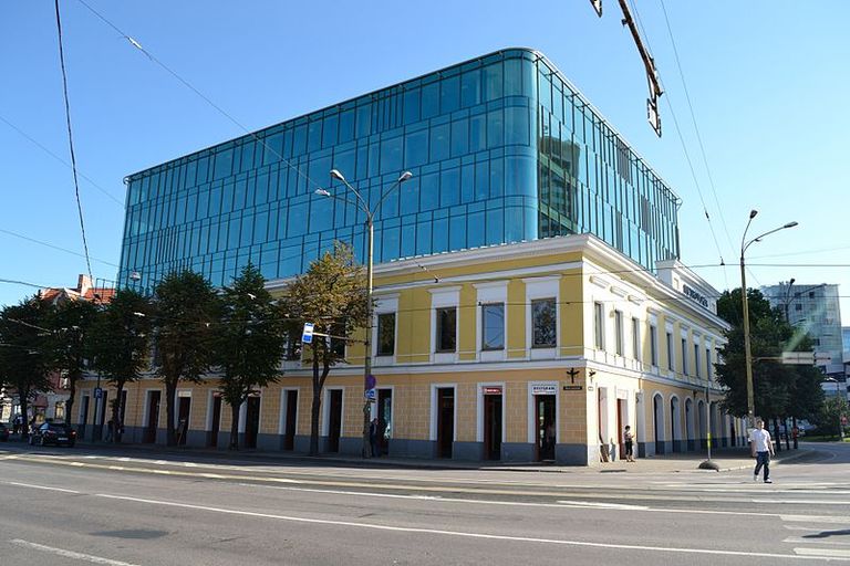 Vene turu ääres asunud Rotermanni kaubamaja hoone, kus 1872–1917 asus Tallinna Aleksandri Gümnaasium ja hiljem Tallinna Linna I Tütarlaste Gümnaasium