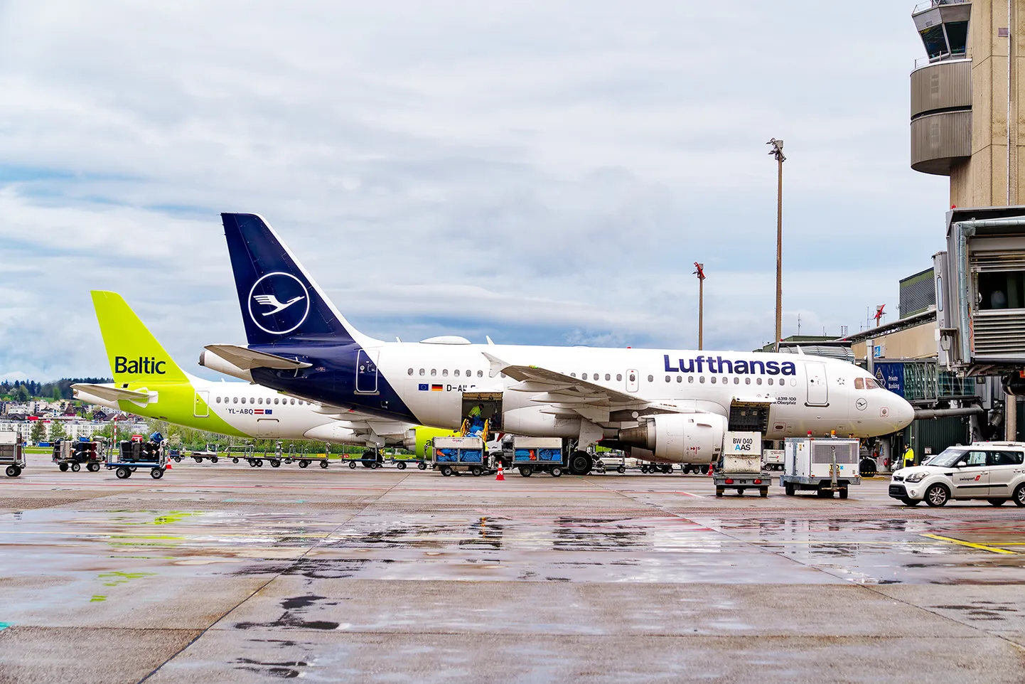 Самолеты Lufthansa и airBaltic