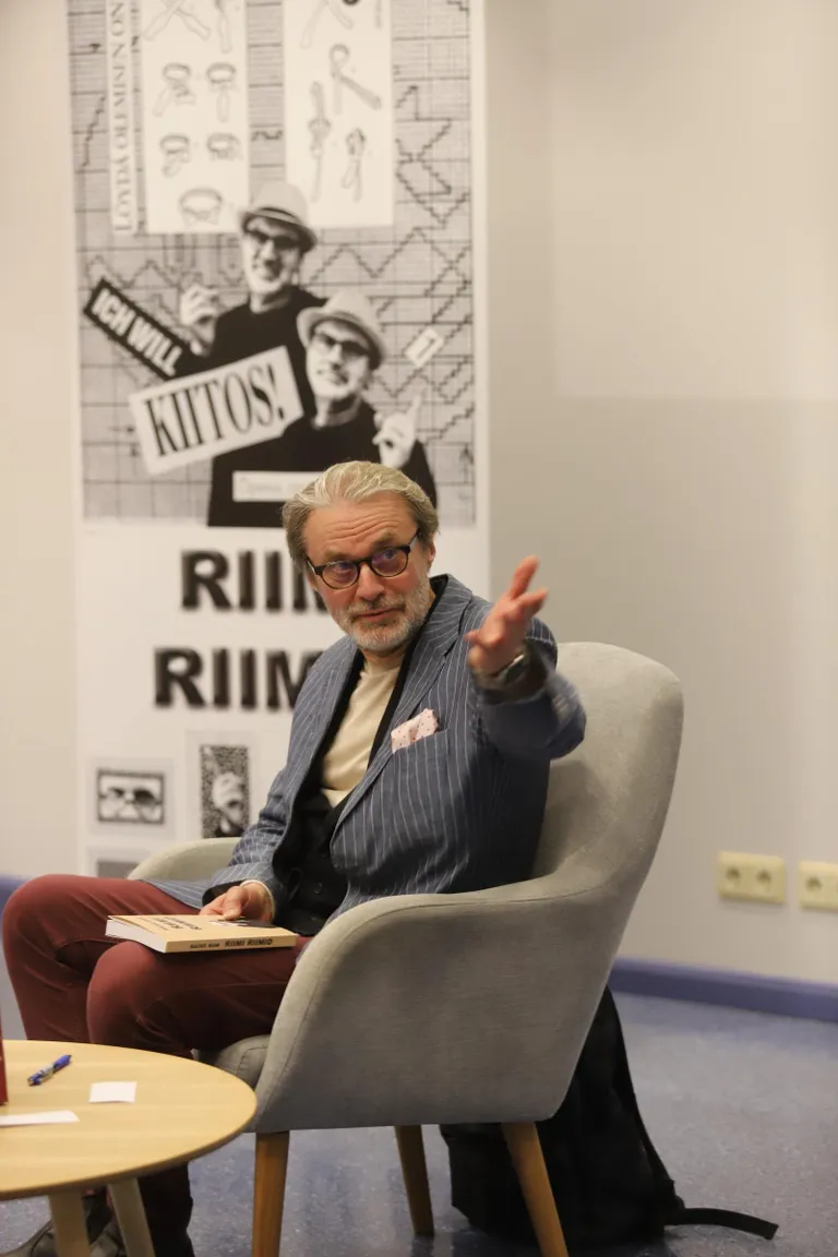 Raivo Riimi "Riimi riimidest" leiab tuumakat lugemist ja muhedat juhuluulet. Raamatut saab näha ja sirvida Rakvere Galeriis.