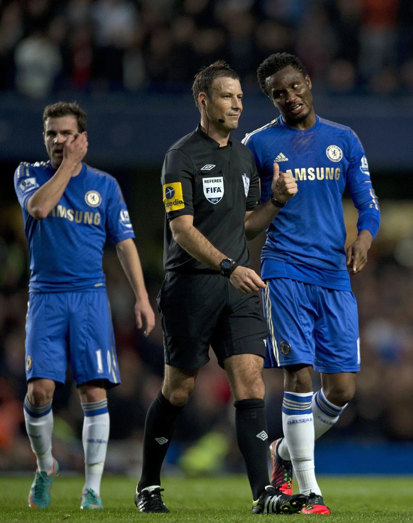John Obi Mikel (paremal) vestlemas Mark Clattenburgiga.