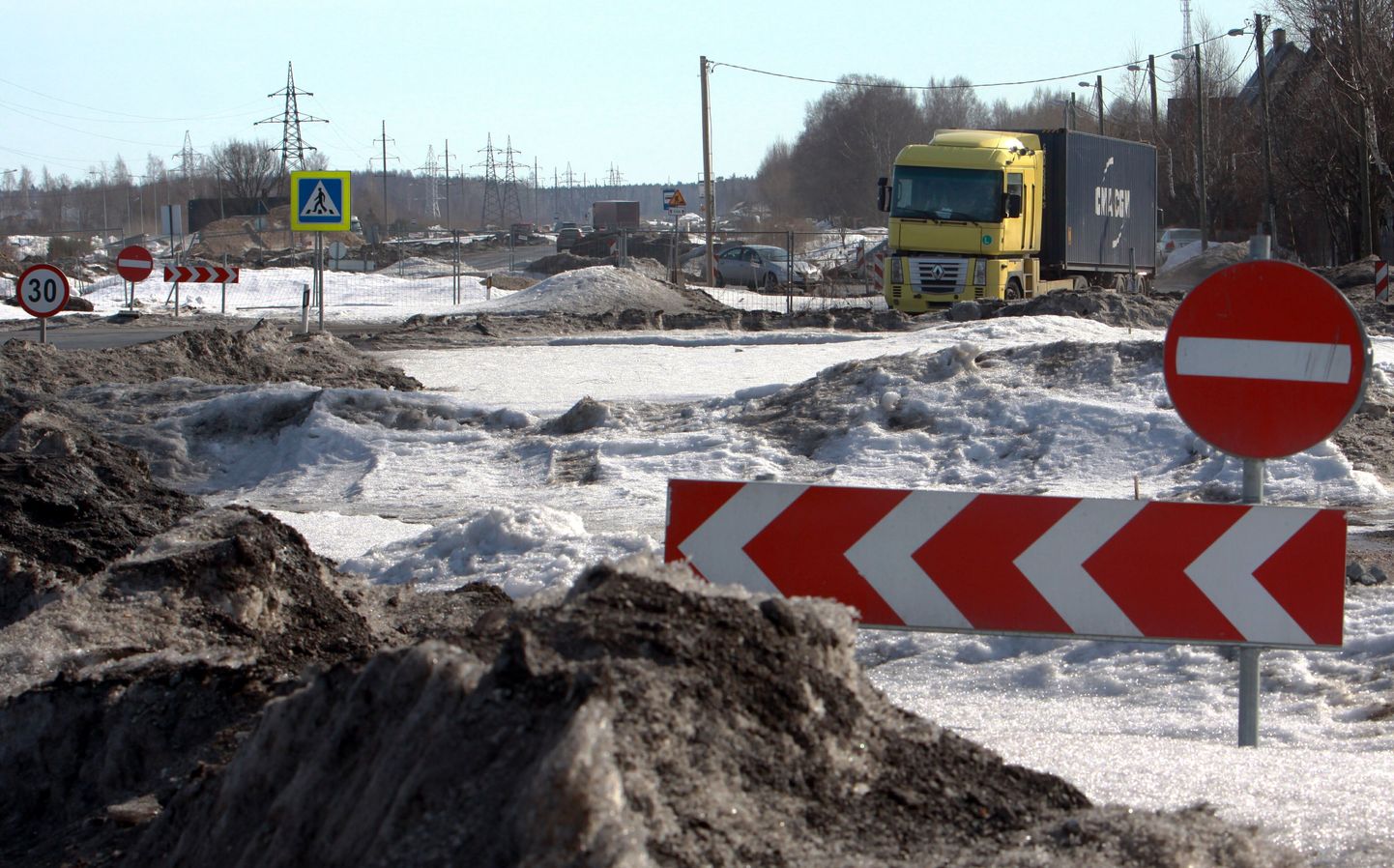 Pärnu ümbersõiduteed ehitanud LÄti firma SIA Binders teatas eelmisel kuul, et jätab tööd pooleli ja katkestab maanteeametiga lepingu. Pildil ehitustaner Ehitajate teel, mida läbib päevas mitu tuhat autot.