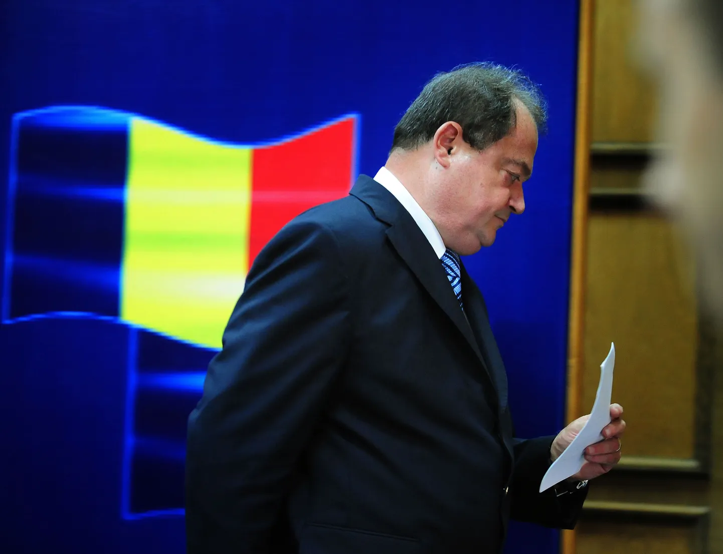 Endine Rumeenia siseminister Vasile Blaga lahkub 27. septembri pressikonverentsilt peale tagasiastumisest teatamist.