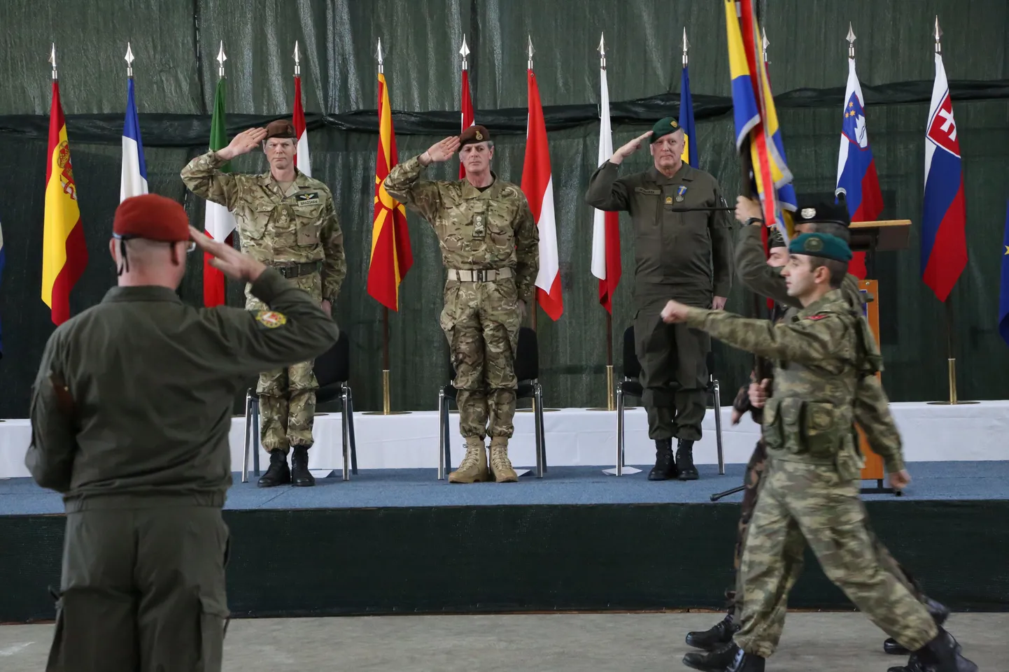 Kindral Richard Shirreff (kolmikust kõige parempoolsem) 2014. aasta veebruaris Sarajevos koos kindralite Adrian Bradshaw ja Dieter Heideckeriga tseremoonial.