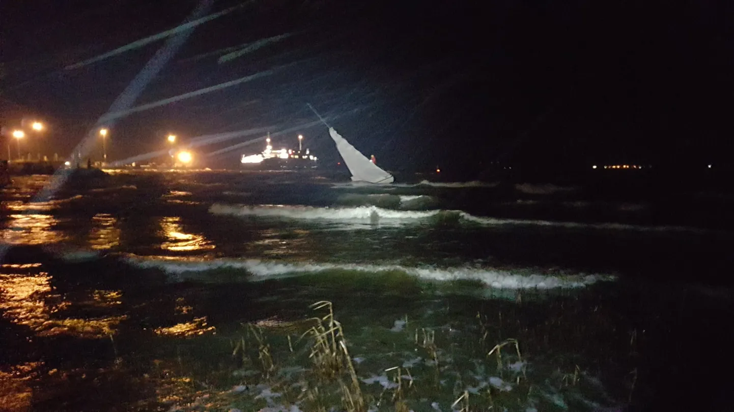 13. novembril kell 18.53 said Muhu merepäästjad Merevalvekeskuselt teate Kuivastu sadama lähistel madalale sõitnud purjejahist.