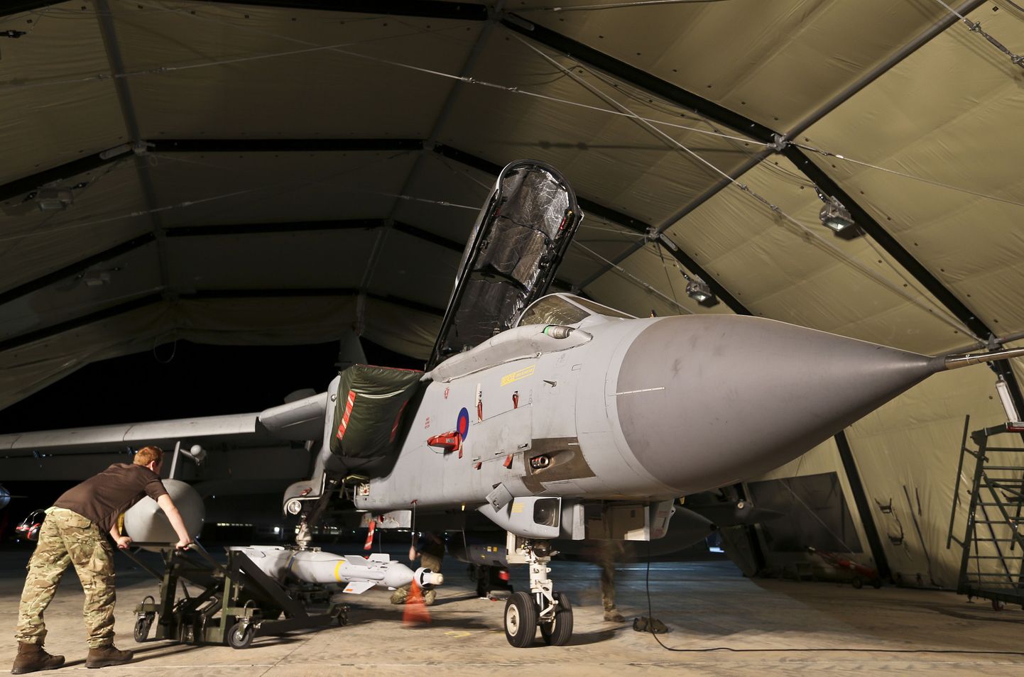 Briti kuninglike õhujõudude (RAF) liige koos Paveway IV laserjuhitava pommiga hävituslennuki Tornado GR4 juures.