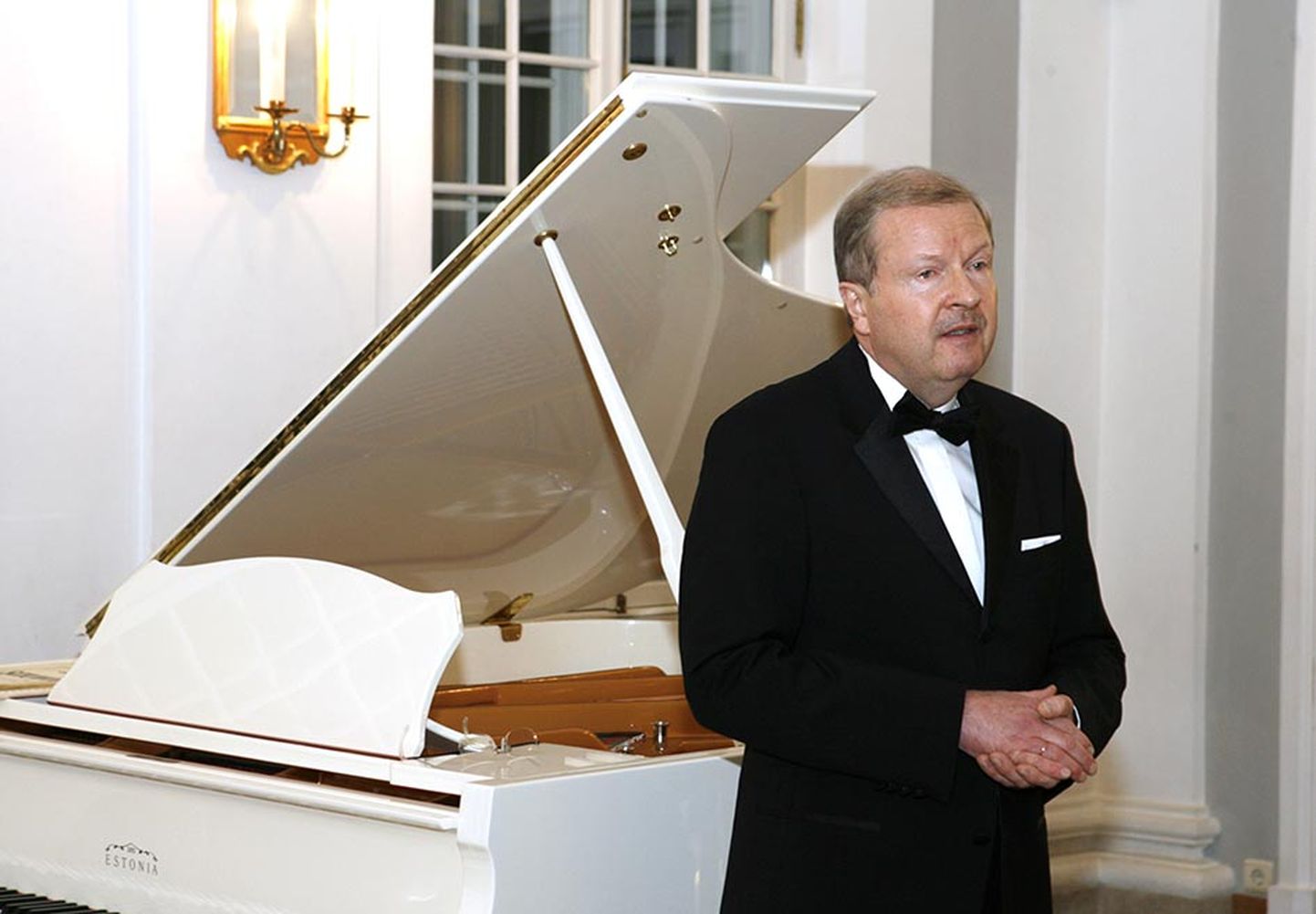 Pärnu linnaorkestriga musitseerib pianist Kalle Randalu.