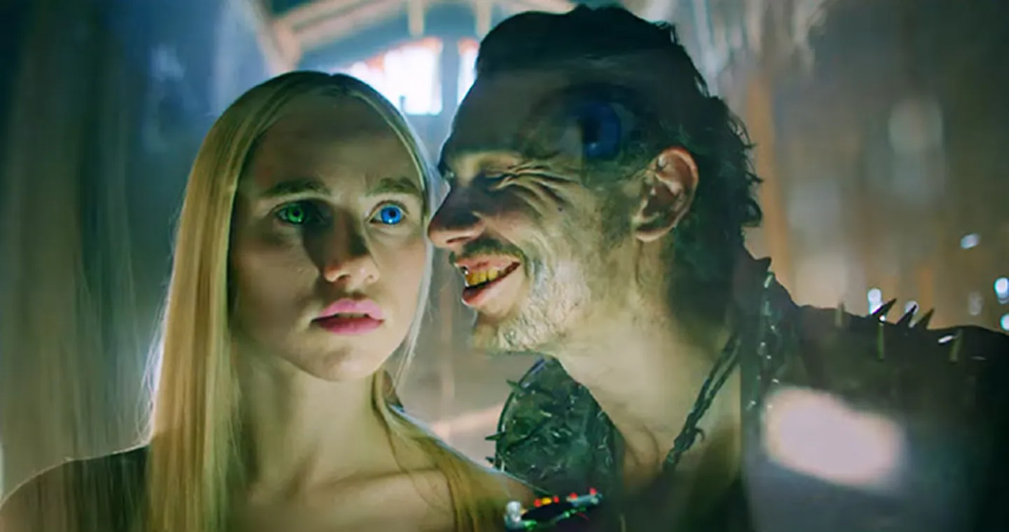 Suki Waterhouse ja James Franco filmis «Tulevikumaailm» (Future World, 2018)