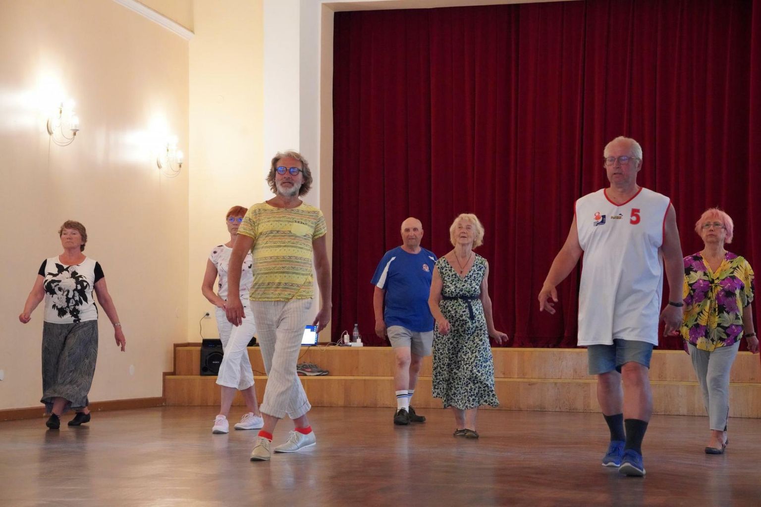 Lavastuses "Esimene tants. Viimast korda" osalevad kohalikud tantsulembid, kel aastaid üle 63.