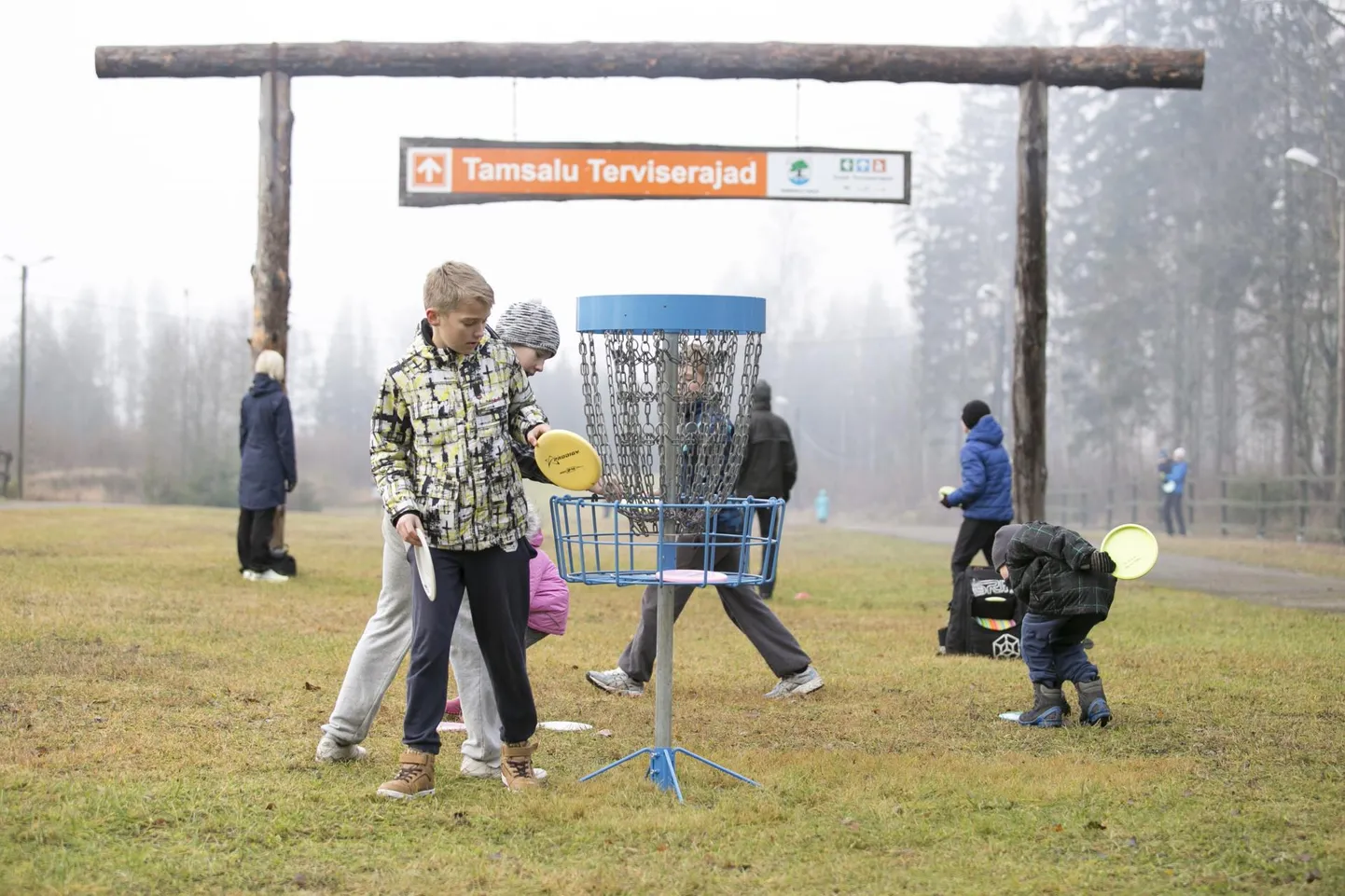 Tamsalu terviserajal saab lisaks kettagolfi harrastamisele mõne aja pärast hakata välitrenažööridel harjutama ning tervist tugevdama.