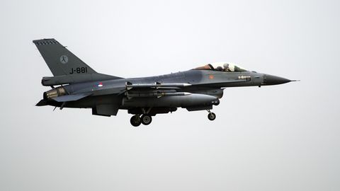 Video ⟩ Polijā nogāzies F-16 iznīcinātājs, gājis bojā tā pilots