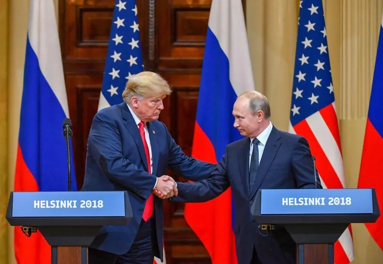 Дональд Трамп уже пытался наладить отношения с Владимиром Путиным во время первого срока. Тогда это вызывало сопротивление даже в его собственной команде. В итоге перезагрузки в отношениях Москвы и Вашингтона тогда не произошло: при Трампе против России вводились санкции, а Украина впервые получила американское летальное оружие