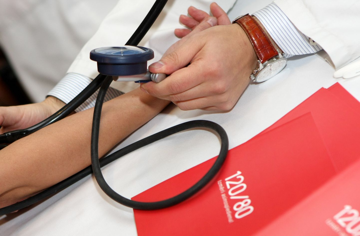Asinsspiediena mērīšana Latvijas Kardiologu biedrības rīkotās akcijas "Izmēri asinsspiedienu!" laikā Rātsnamā.