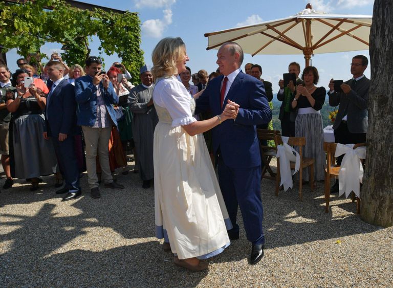 Austria välisminister Karin Kneissl tantsimas oma pulmas Venemaa presidendi Vladimir Putiniga.