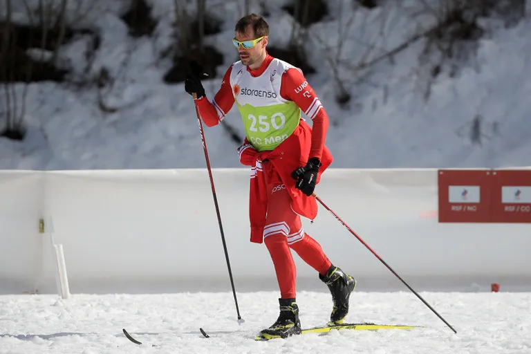 Sergei Ustjugovi tänavune Oberstdorfi MM läks õnnetu kukkumise tõttu aia taha.
