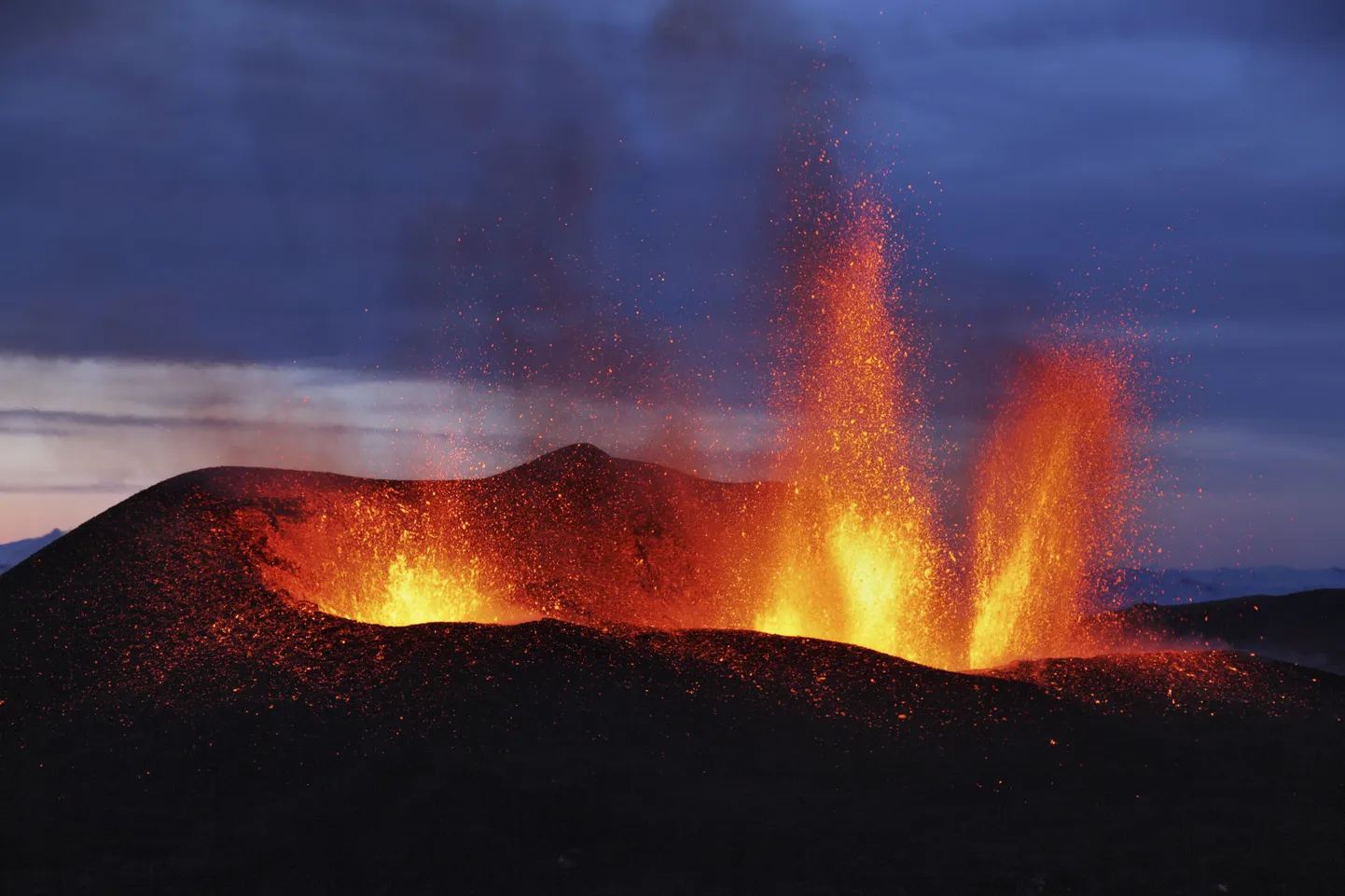 2010. aasta kevadel pursanud Eyjafjallajökulli vulkaan (pildil) on meelitanud saareriiki uudistama üle maailma palju turiste.