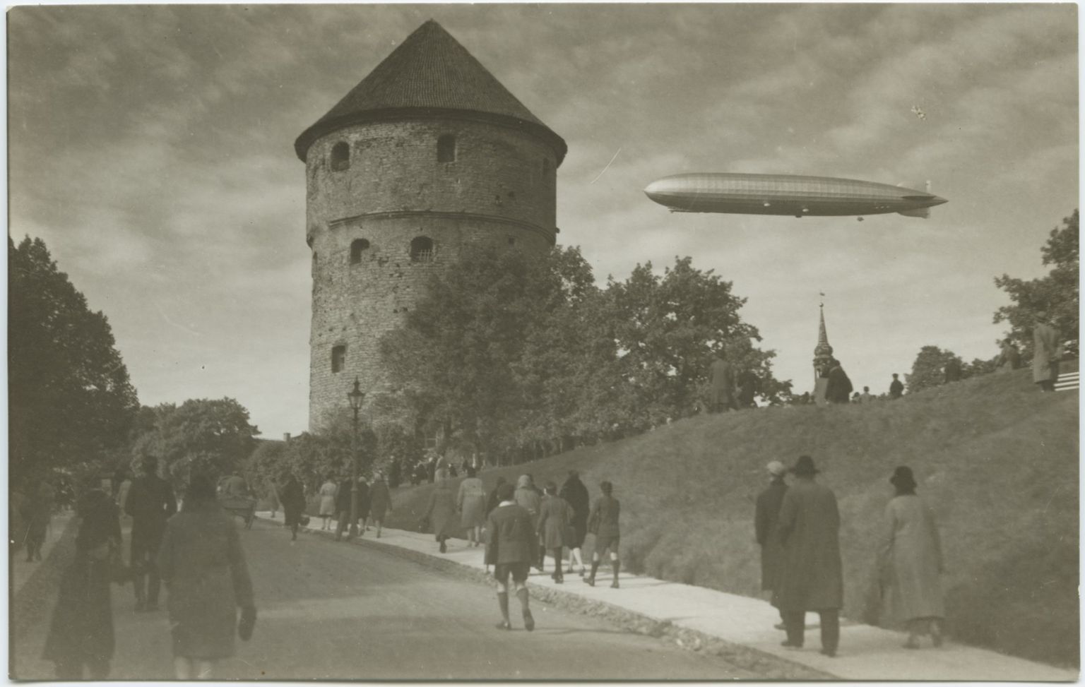 Прохожие смотрят на дирижабль, 1930 год.